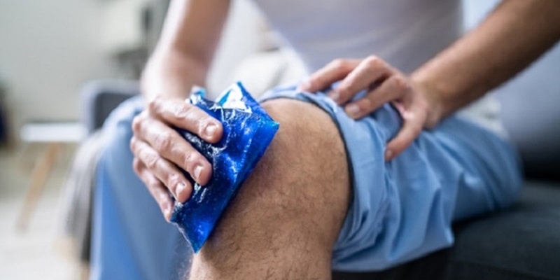 reducing-pain-with-ice-bag کاهش درد با کمپرس یخ